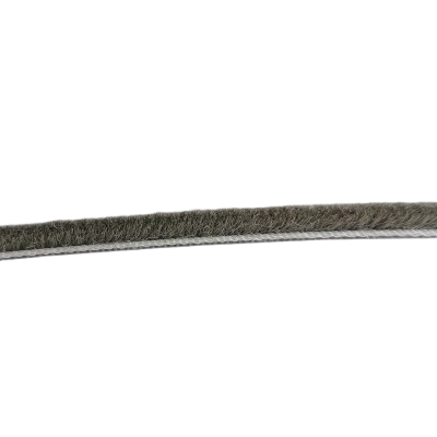 Szczotka odbojowa wsuwana Bimak S100W – niska, bez kleju. Redukuje hałas i amortyzuje domykanie w systemach drzwi przesuwnych.